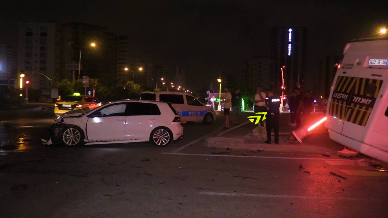 Adana’da otomobil ile minibüsün çarpıştığı kazada 2 kişi yaralandı