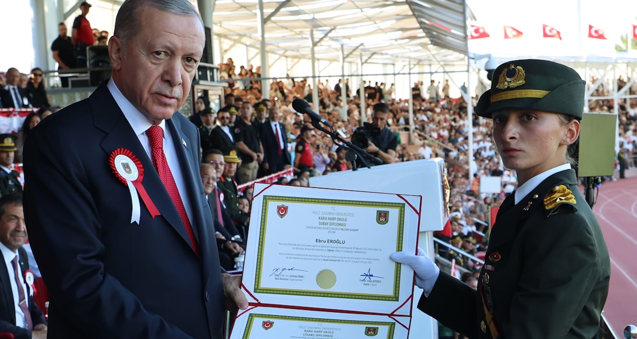 “Neden diploma verdin” eleştirilerini kürsüden yanıtladı