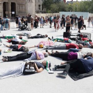 notre dame katedrali onunde gazze eylemi FrEStUtf