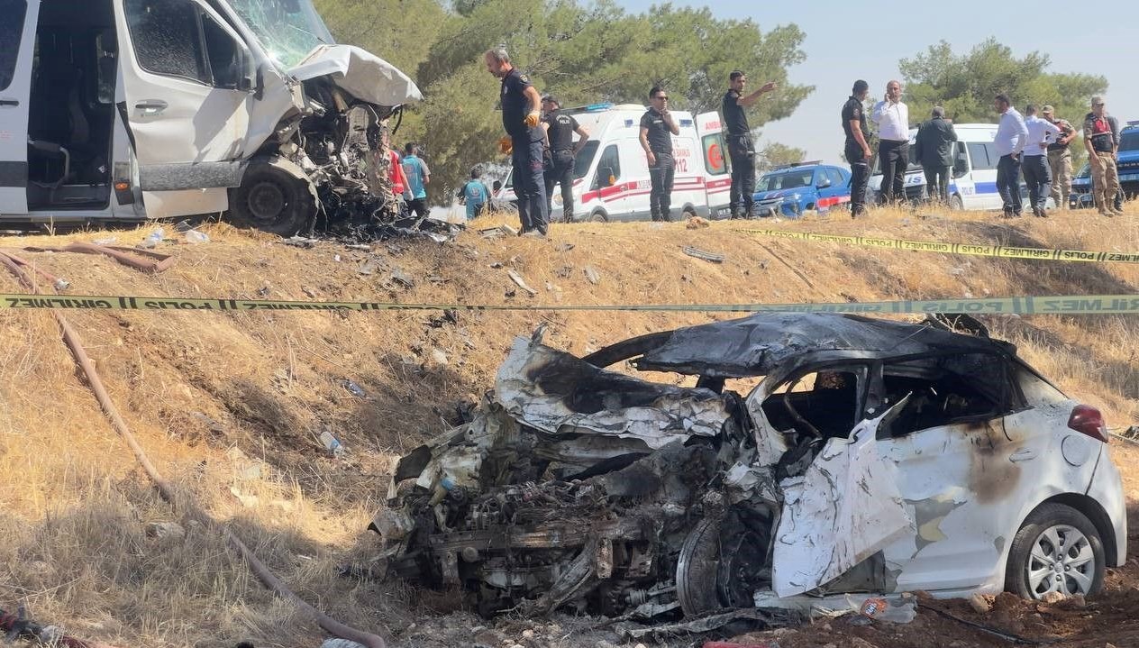 ceylanpinarda feci kaza bir olu 14 yarali lDaHzUZ4