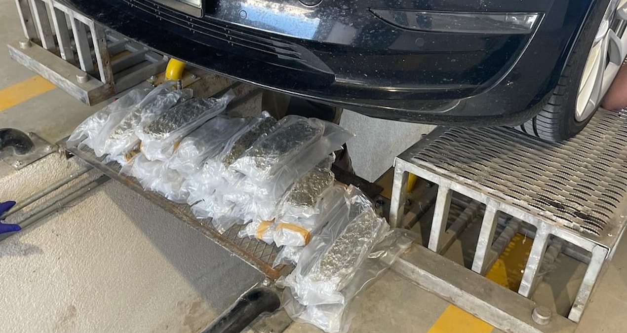 istanbulda bir aractan 37 kilo uyusturucu cikti jI7H9Nef