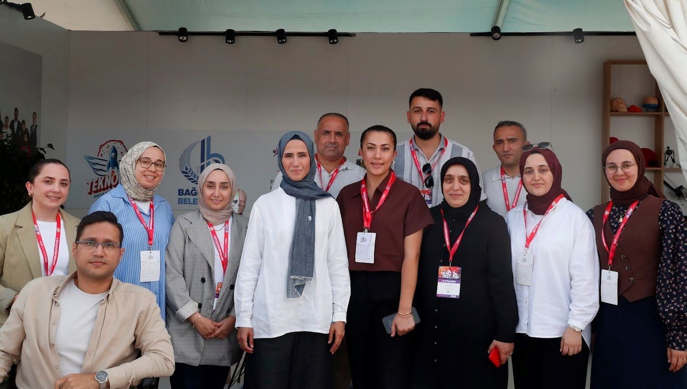 sumeyye erdogan bayraktar engelliler sarayi standini ziyaret etti sM87jDA4