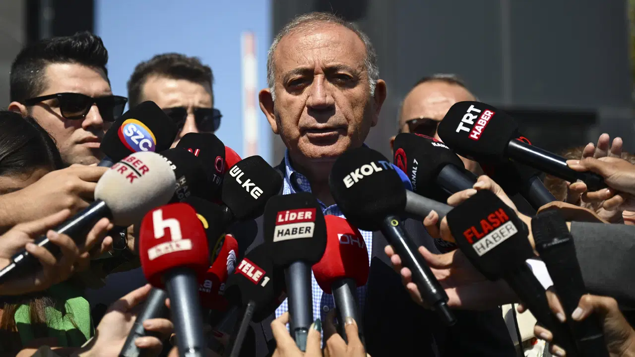 yine chpnin sariyerdeki eski il binasina geldi kayyum gursel tekinden liste aciklamasi arkadaslar binanin temizligini yapmak icin o listeyi vermis 1PyI3jwN