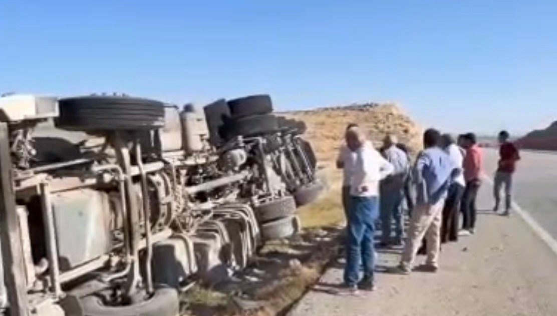 devrilen kamyonun surucusu hafif yaralandi ldrw3NHZ