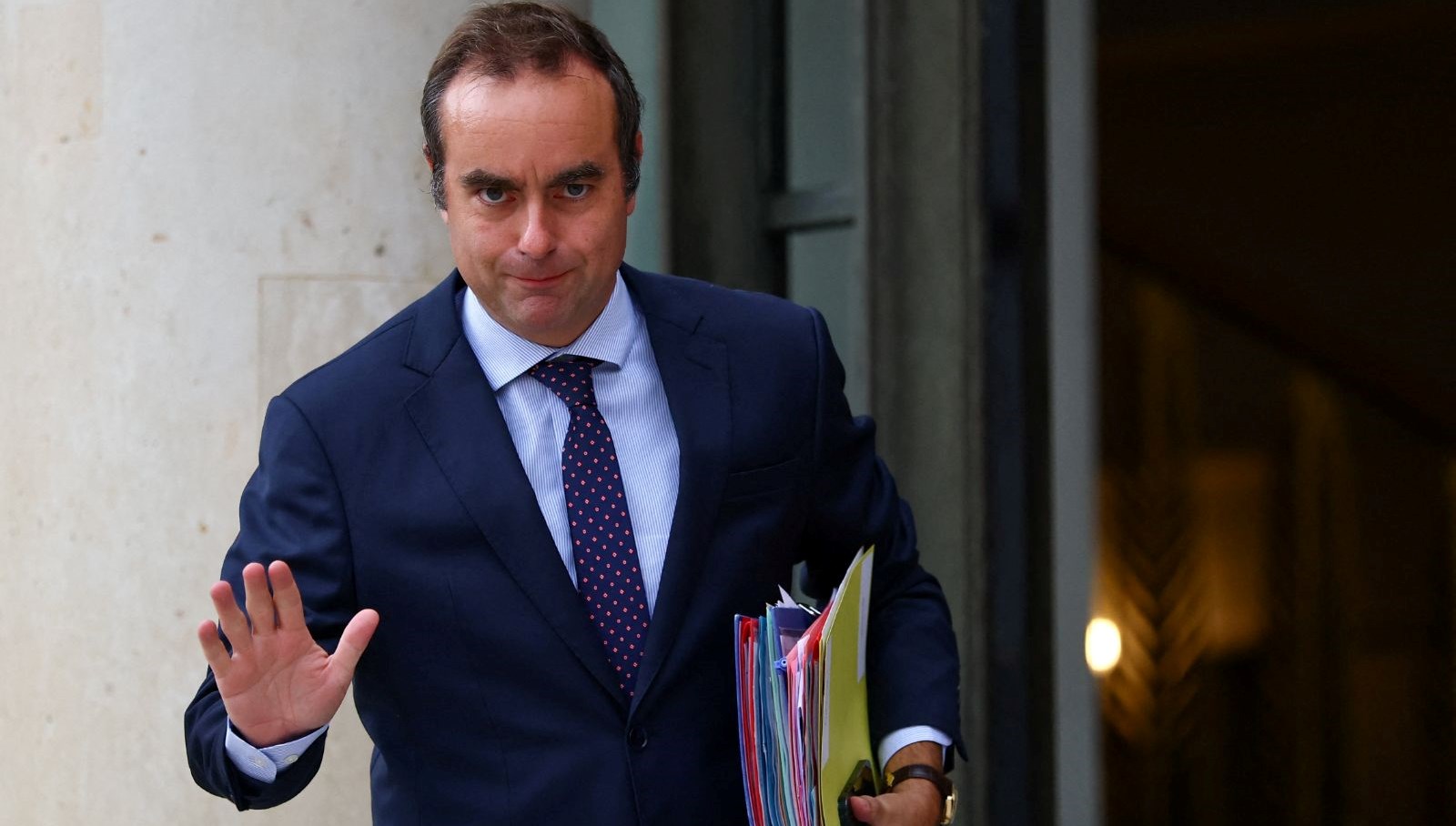 istifa etmisti macron lecornuyu yeniden basbakanliga atadi VP3w5pdl