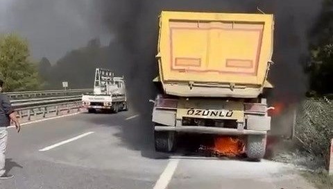 seyir halindeki kamyonda yangin cikti IJvsIBrY.jpg