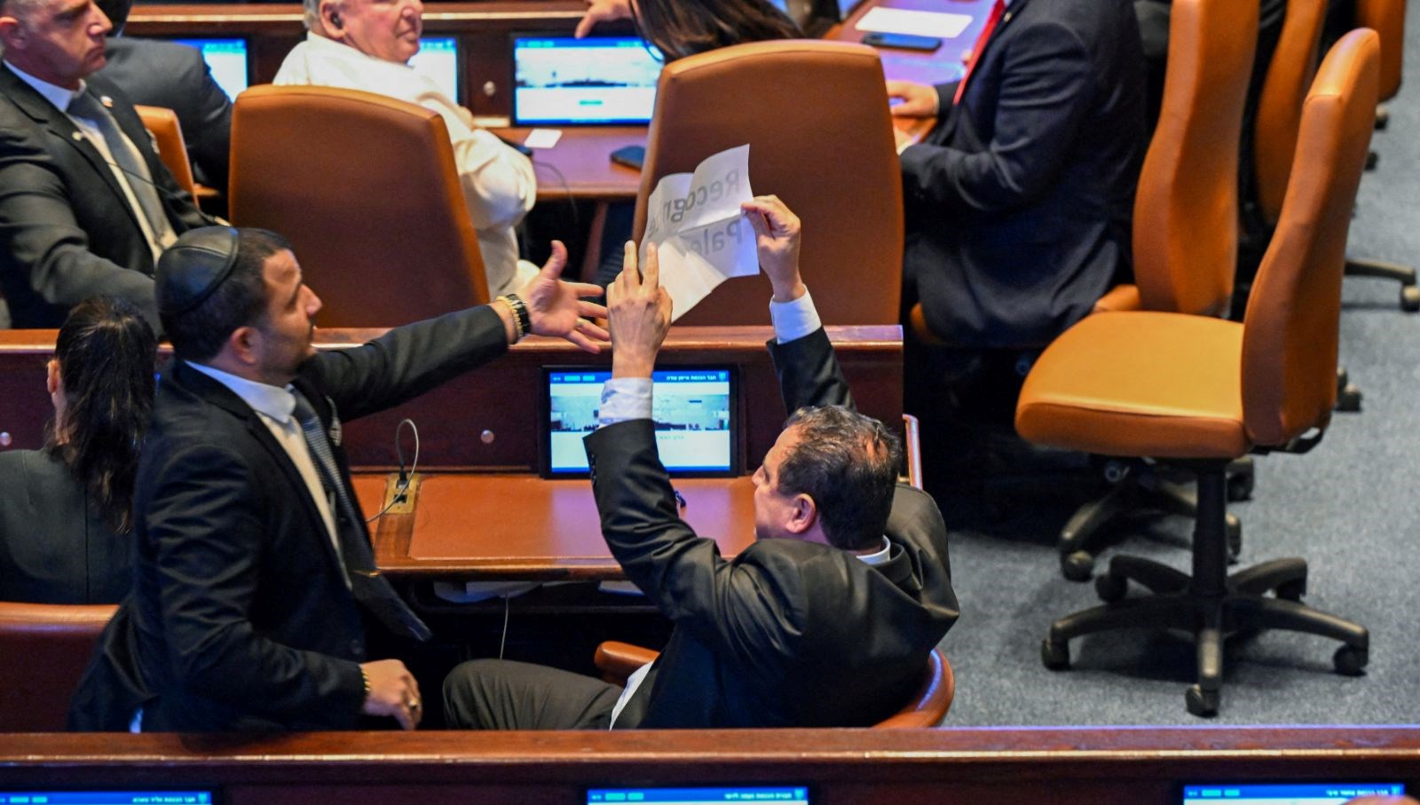 trump konusuyordu israil meclisinde filistini taniyin pankarti acildi pUctwRxU.jpg