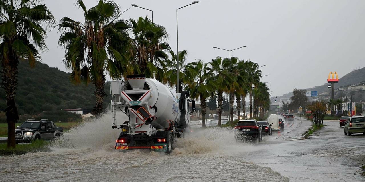 Meteoroloji uyarmıştı: Kuşadası’nı kuvvetli yağış vurdu