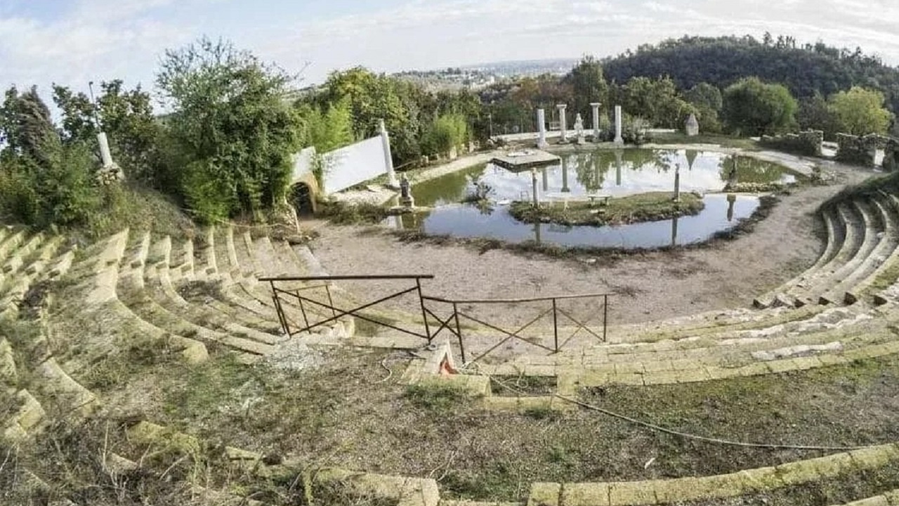 Fiberglastan antik tiyatro yaptı: Turistleri kandırdı belediyeyi bile uyuttu