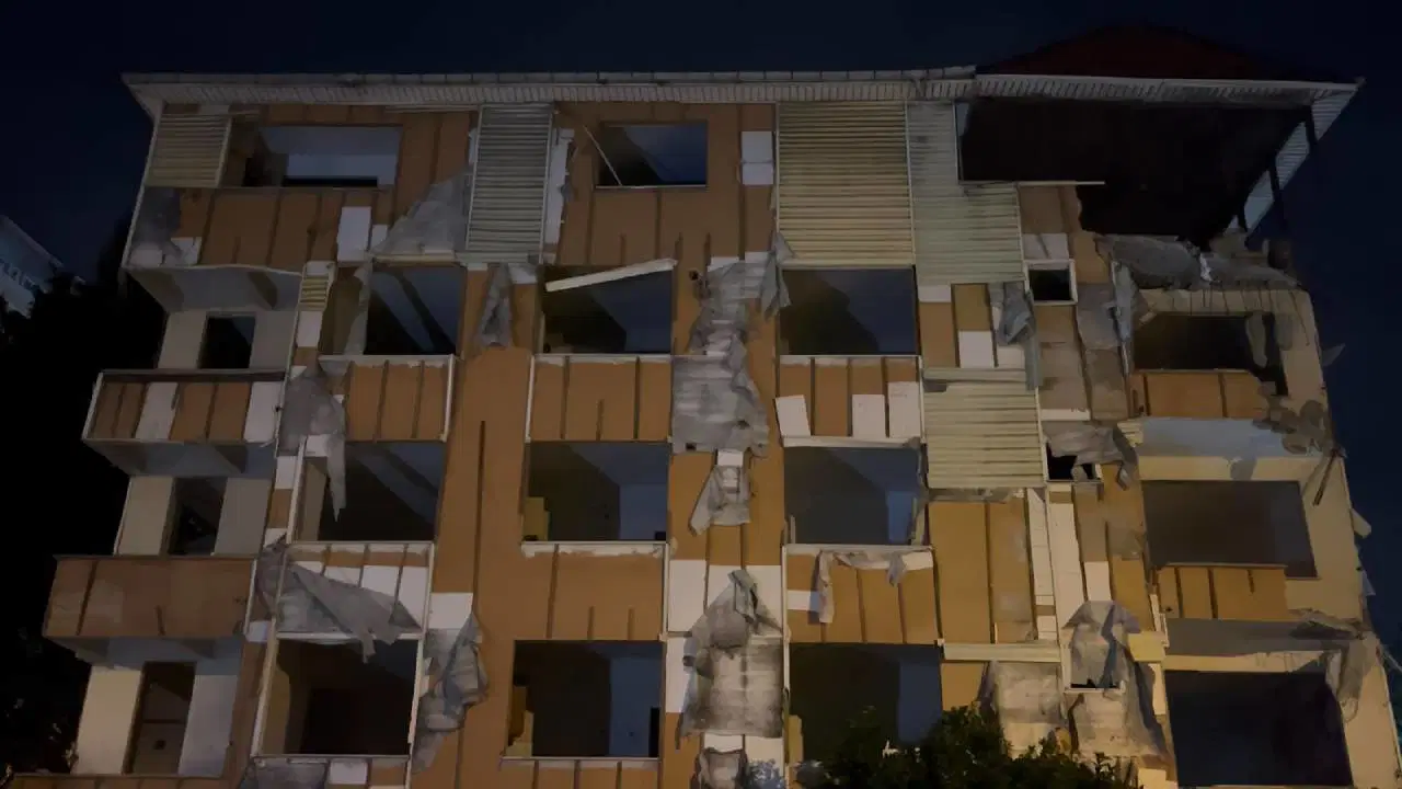 Kartal’da tahliye edilen 5 katlı binanın balkonları ve duvarı çöktü